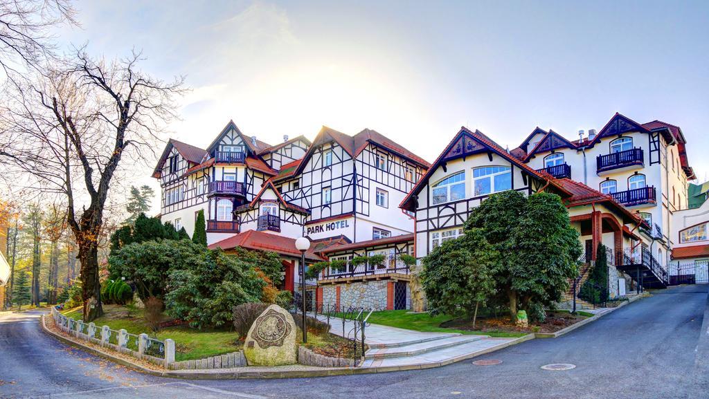 Park Hotel Kur & Spa ชเวียราโดว์-สโดรยจ์ ภายนอก รูปภาพ