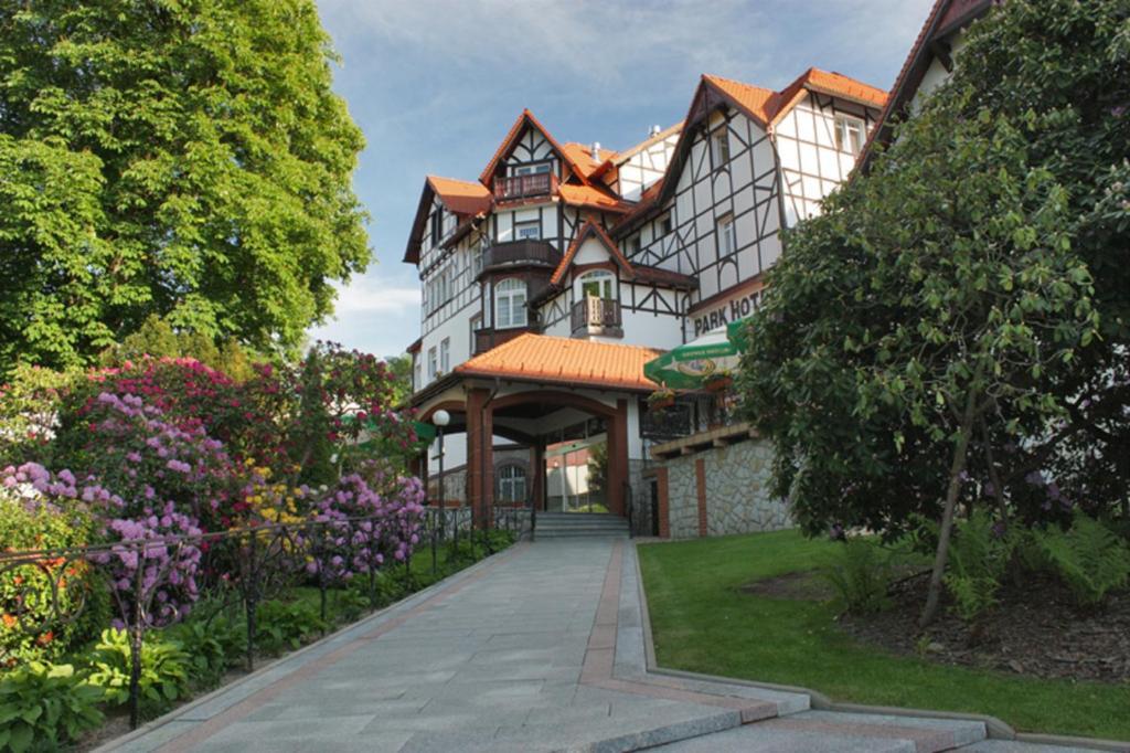Park Hotel Kur & Spa ชเวียราโดว์-สโดรยจ์ ภายนอก รูปภาพ